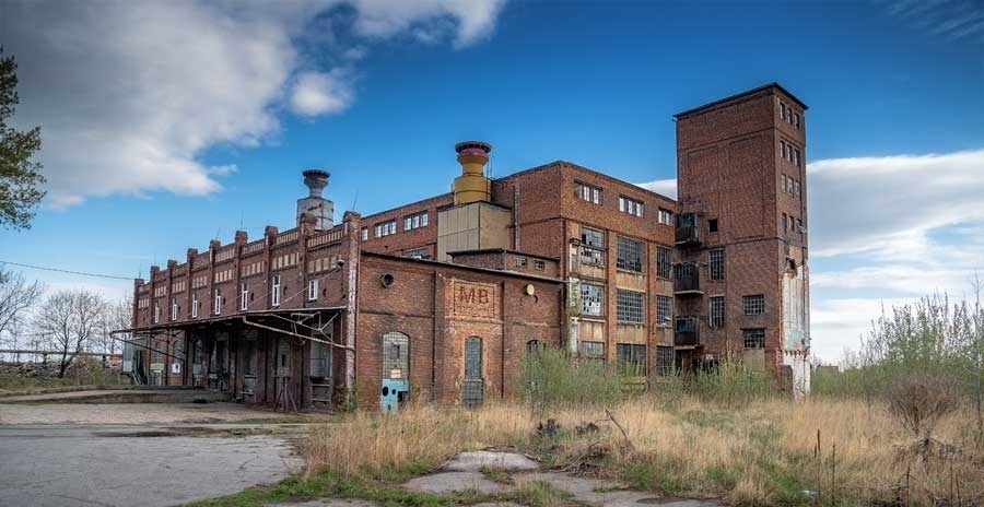 Architekturaufnahme von einem alten, leerstehenden Fabrikgebäude