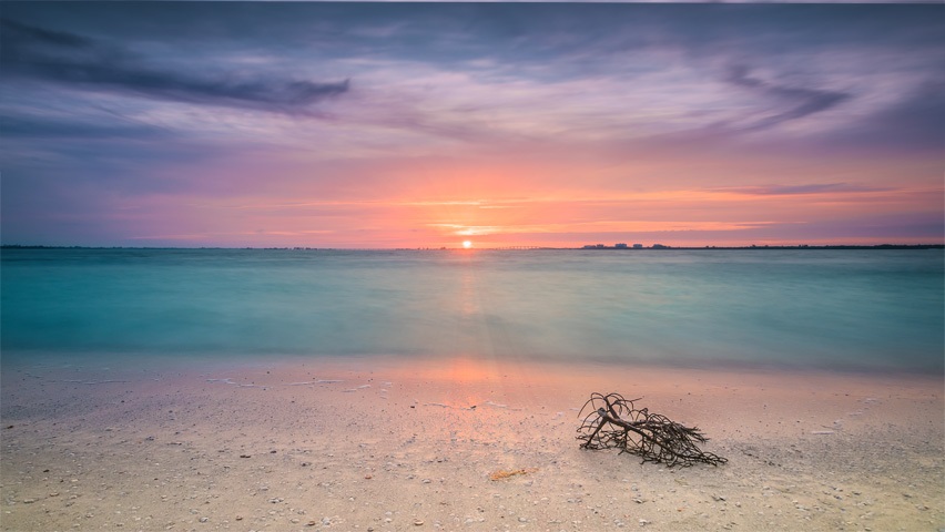 Landschaftsfoto von Sonnenuntergang am Strand von Fort Myers in Florida
