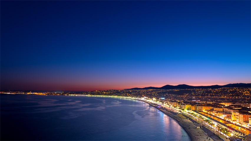 Landschaftsfoto von späten Sonnenuntergang Promenade des Angglais in Nizza Frankreich bei Nacht