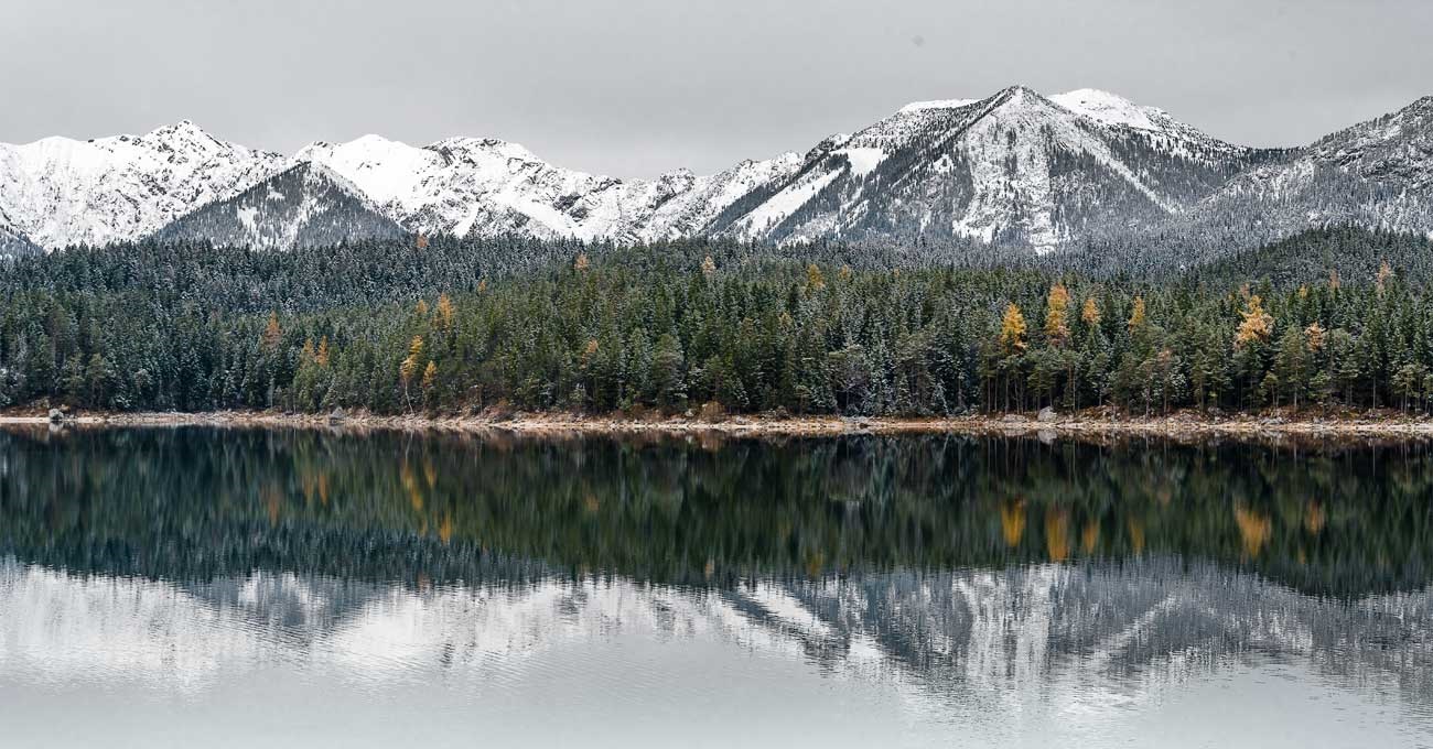 Landschaftsfoto von Bergen am Eibsee am Fuße der Zugspitze bei Garmisch in Bayern (Deutschland)