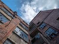 Blick in den Himmel bei einem alten verlassenen Fabrikgebäude