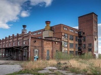 Architekturaufnahme von einem alten, leerstehenden Fabrikgebäude