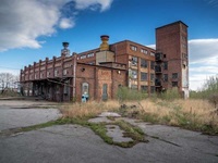 Altes verlassenes Fabrikgebäude wird von der Natur zurückerobert