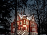 Hotel Debowy in verschneiter Winterlandschaft