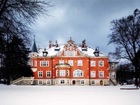 Aufnahme von Hotel Debowy in Bielawa bei verschneiter Winterlandschaft