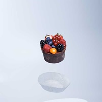 Foodfoto von einem herunterfallenden Beeren-Cupcake