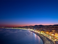 Beleuchtete Promenade des Angglais in Nizza bei fortgeschrittenem Sonnenuntergang