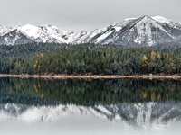 Verschneite Berge hinter dem Eibsee gegenüber der Zugspitze in Garmisch